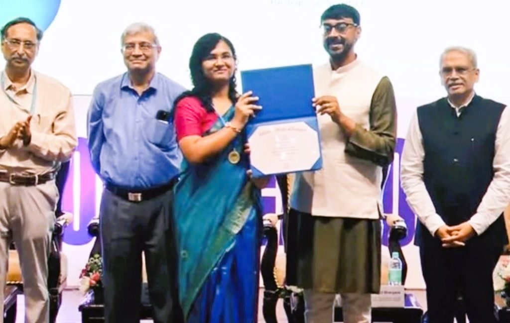 Swati Ghosh being honored by Professor Manjul Bhargava at IISC Convocation 2025